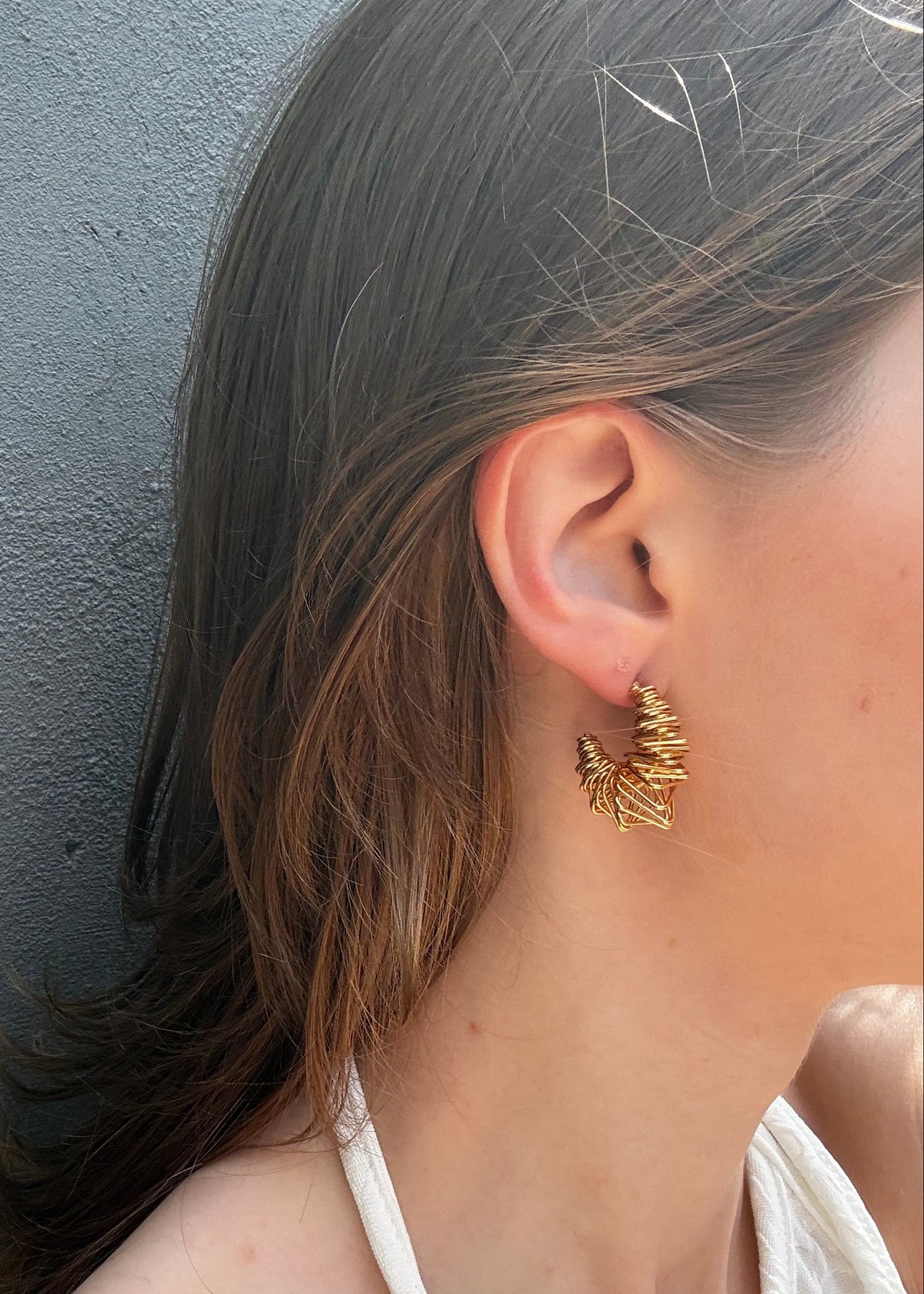 Brinco orgânico dourado