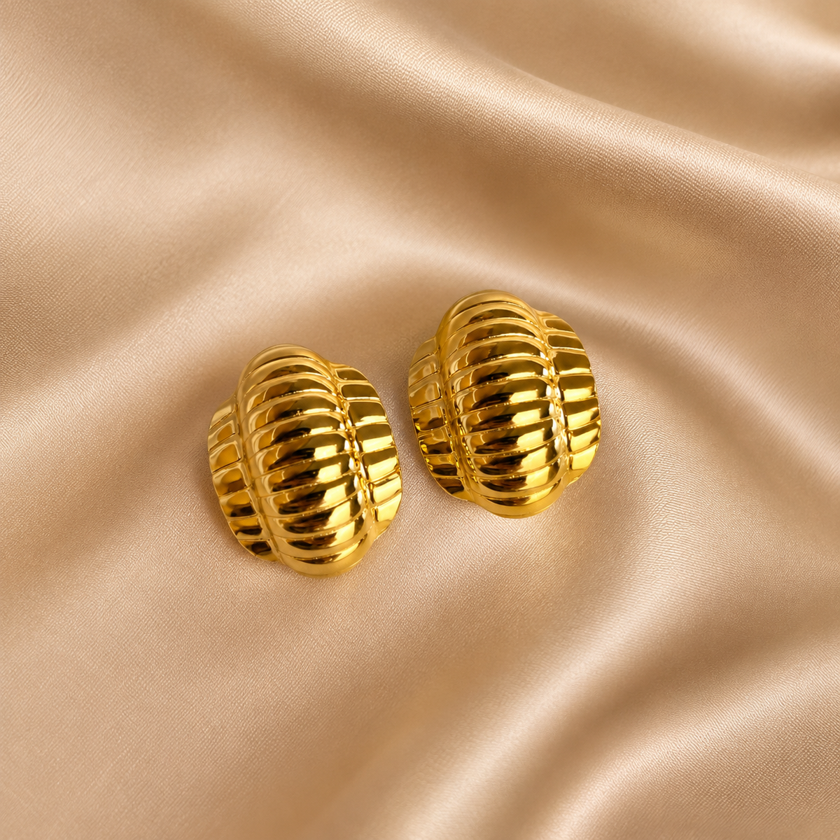 Brinco ondulado dourado