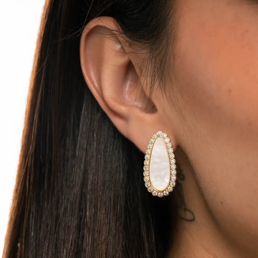 Brinco oval com strass