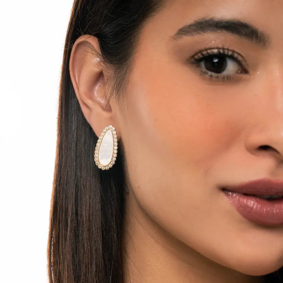 Brinco oval com strass