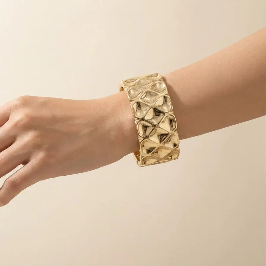 Bracelete amassado dourado