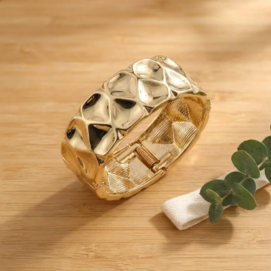 Bracelete amassado dourado