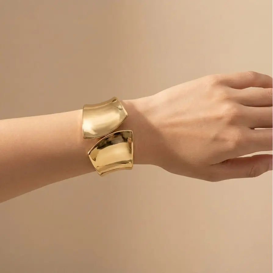 Bracelete curvado dourado