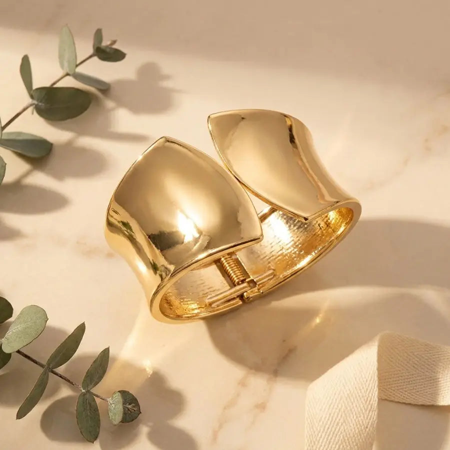Bracelete curvado dourado
