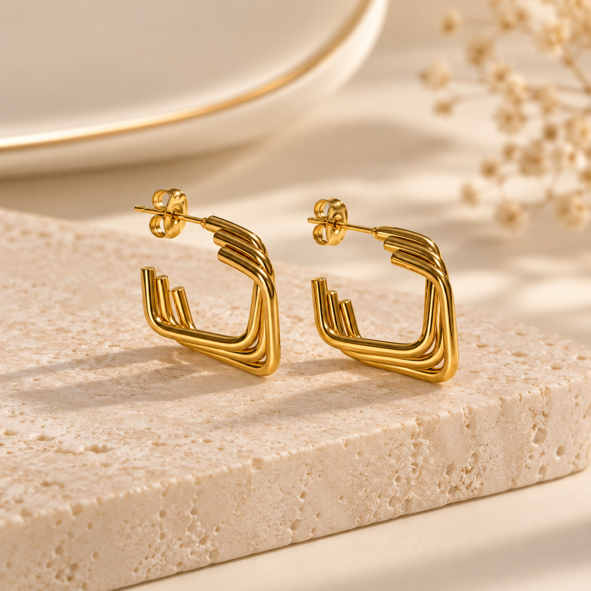 Argola losângulo dourada